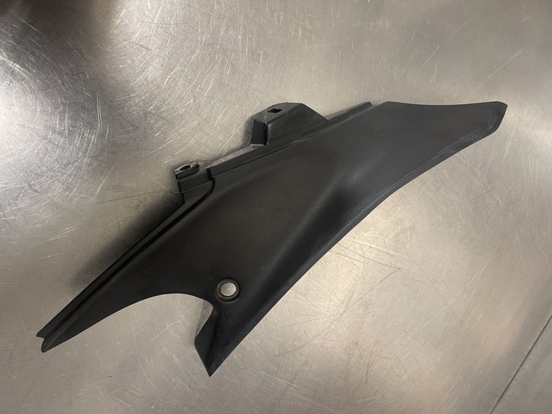 Honda CBR 125 2015 Tank kåpe høyre 