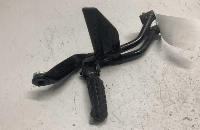 Hovedbilde KTM DUKE 125 2019 Fothviler passasjer høyre 