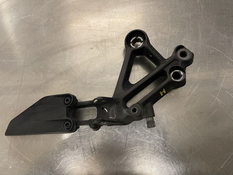 KTM Duke 125 2020 Fothviler brakett høyre fører