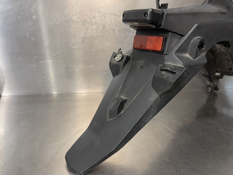 Honda CB 125 F 2017 Bakskjerm/skiltoppheng