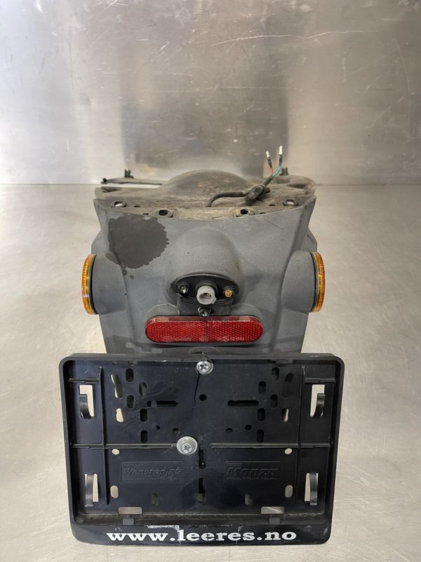 Peugeot Kisbee 2014 4T Bakskjerm/Skiltholder