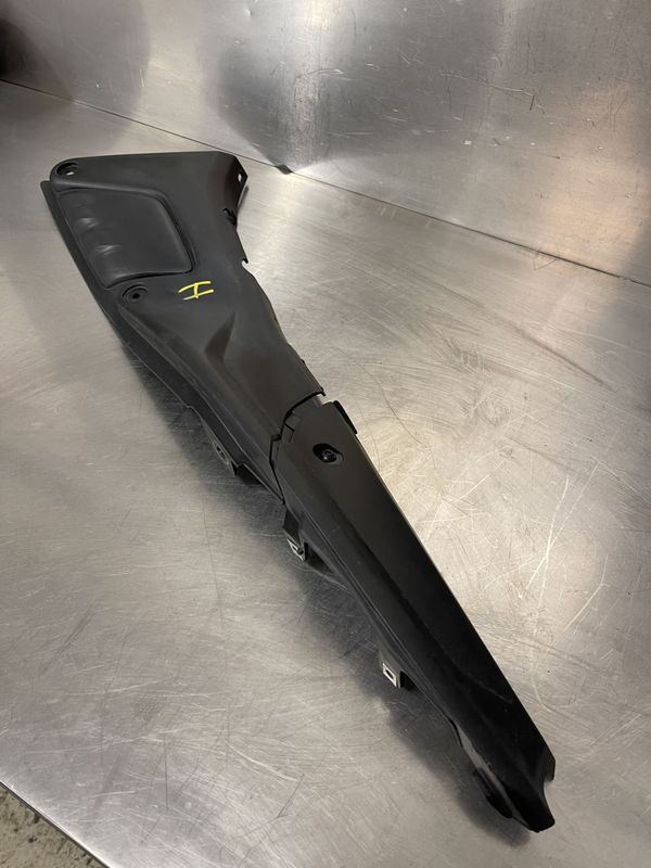 Yamaha MT125 2020-2025 Kåpe høyre under sal 