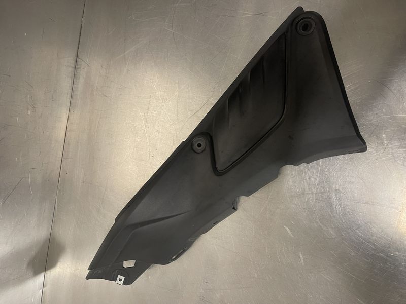 Yamaha MT125 2020-2025 Kåpe høyre under sal 