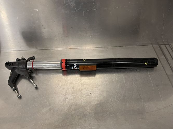 Hovedbilde Husqvarna Svartpilen 401 2023 Gaffelbein venstre 